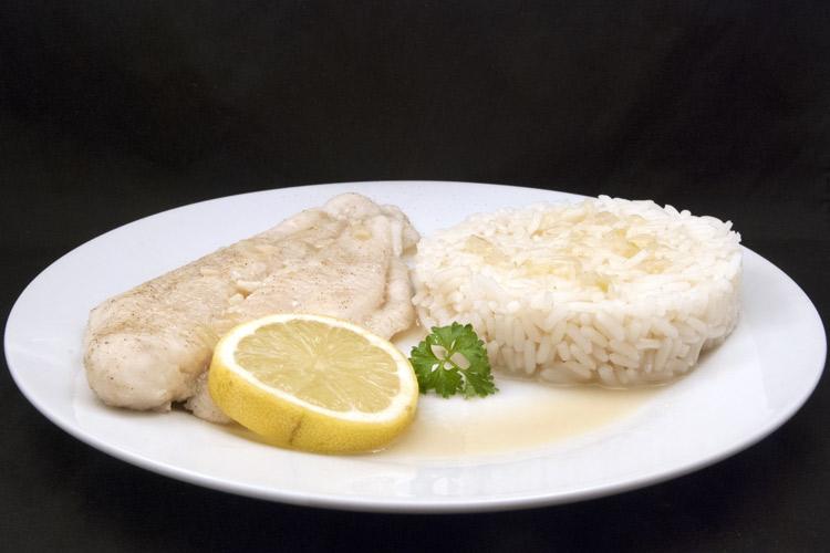 Arroz blanco hervido moldeado.