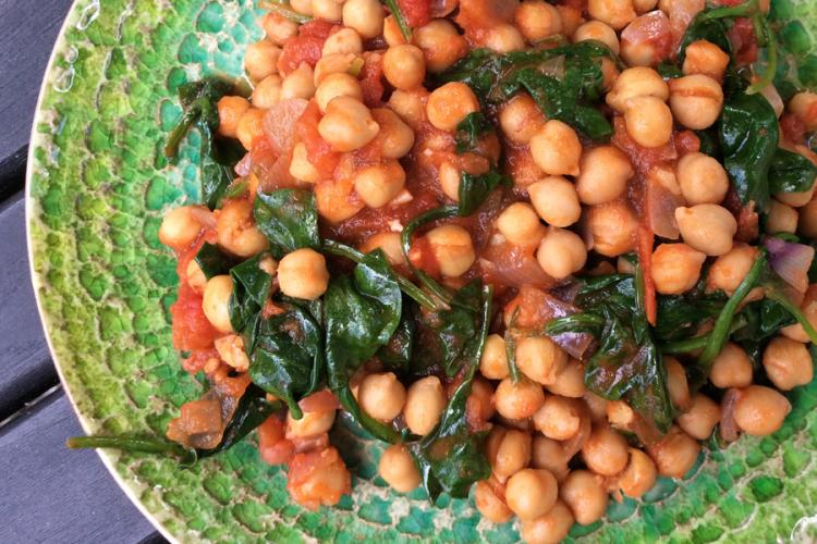 Un palto de garbanzos salteados con espinacas.