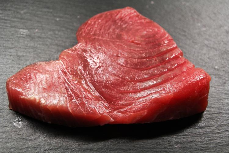 Filete de atún fresco.