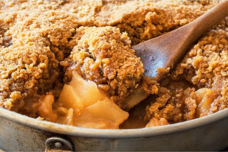 Postre con migas dulces y manzana.