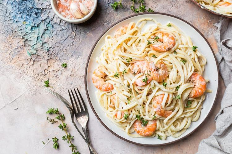 Cintas con gambas en un plato.