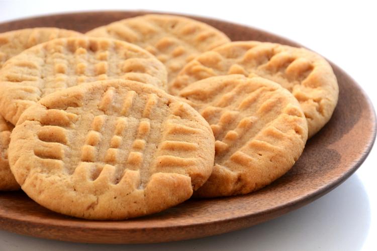 Galletas con mantequilla de cacahuete, decoradas, en un plato.