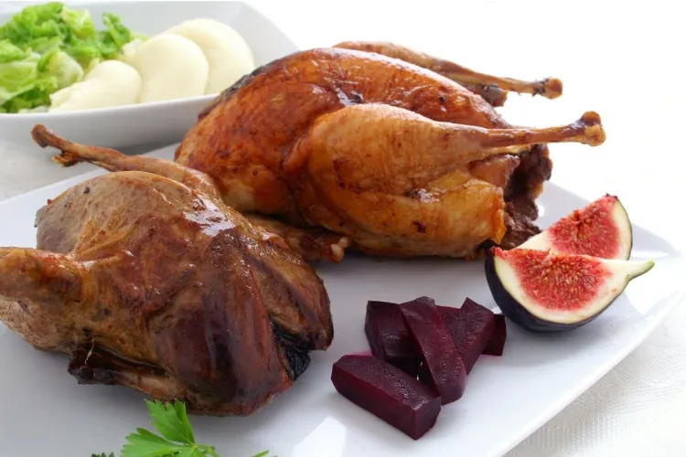 Perdiz y faisán asados servidos con higos, remolacha y verduras.