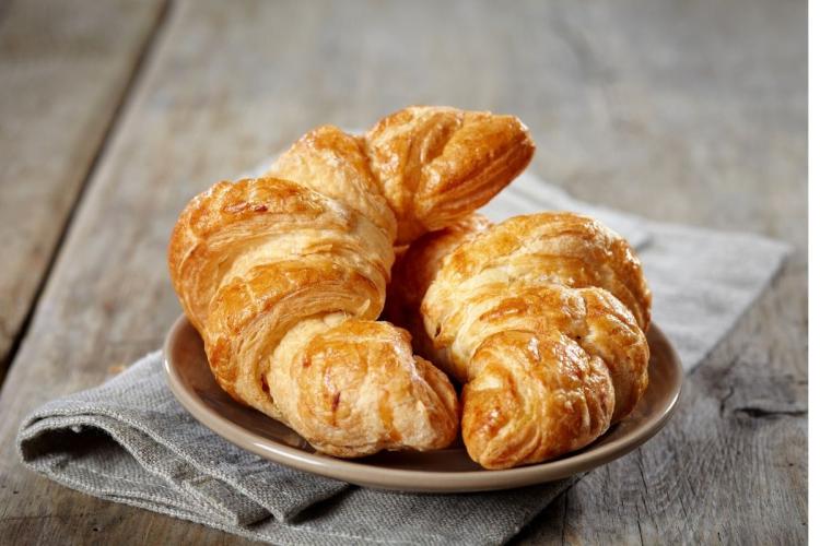 Dos croissants caseros en un plato.