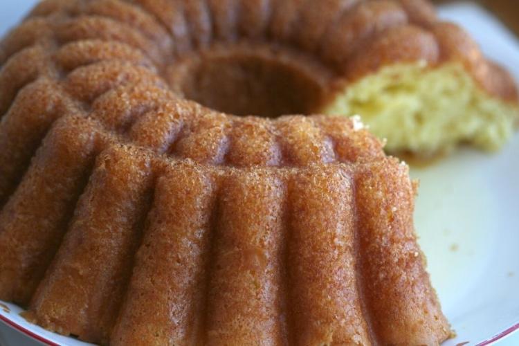 Bizcocho borracho horneado en un molde hondo de rosca.