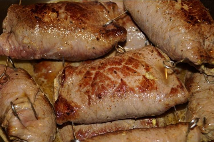 Rollitos alemanes de carne, o Rinderrouladen, dorados.