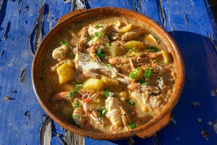 Suquet de pescado en cazuela de barro.
