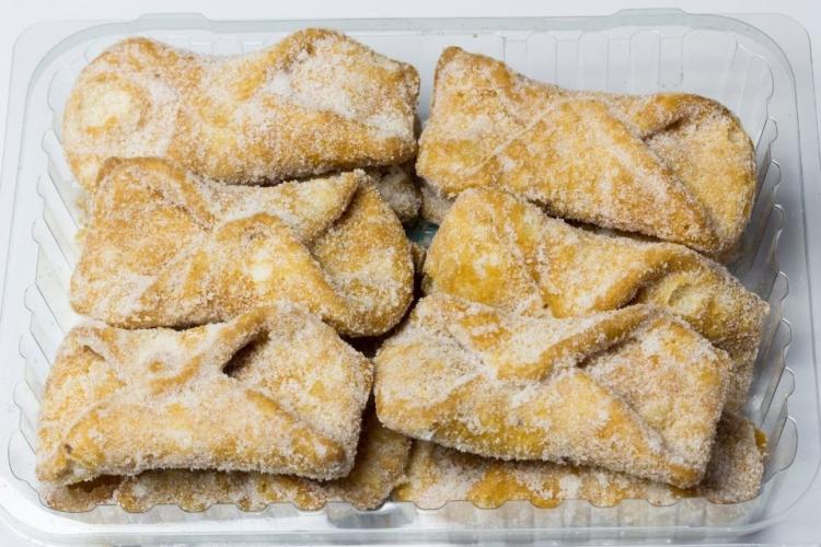 Pestiños andaluces cubiertos de azúcar.
