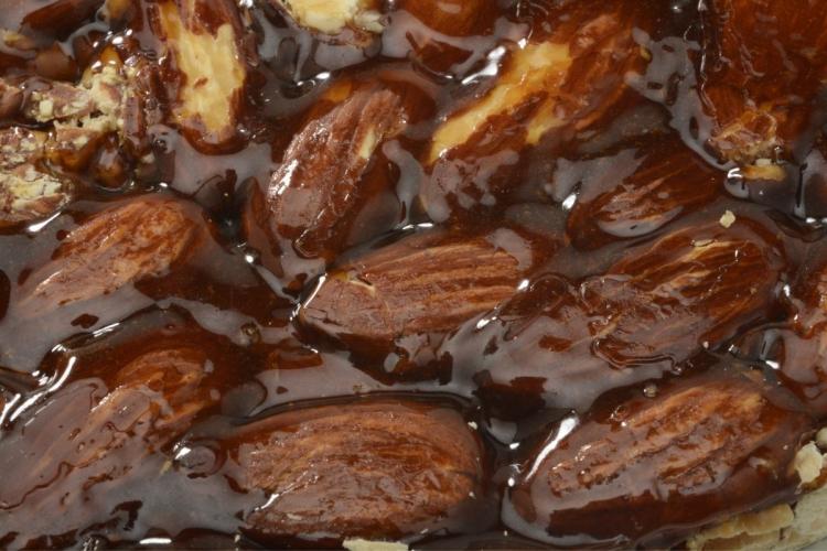 Detalle de guirlache con almendras.