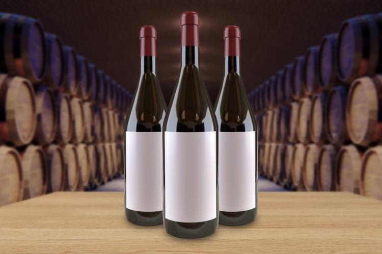 Botellas de vino con etiquetas en blanco.