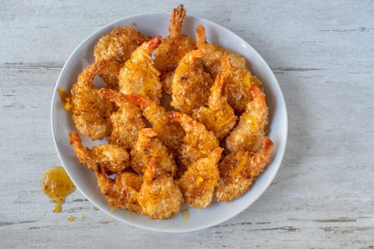 Gambas rebozadas con coco fritas.