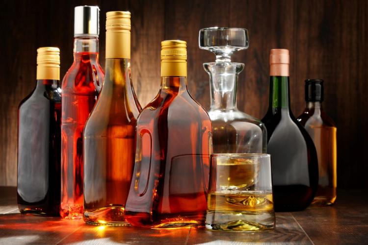 Selección de licores, incluyendo whisky y ron.