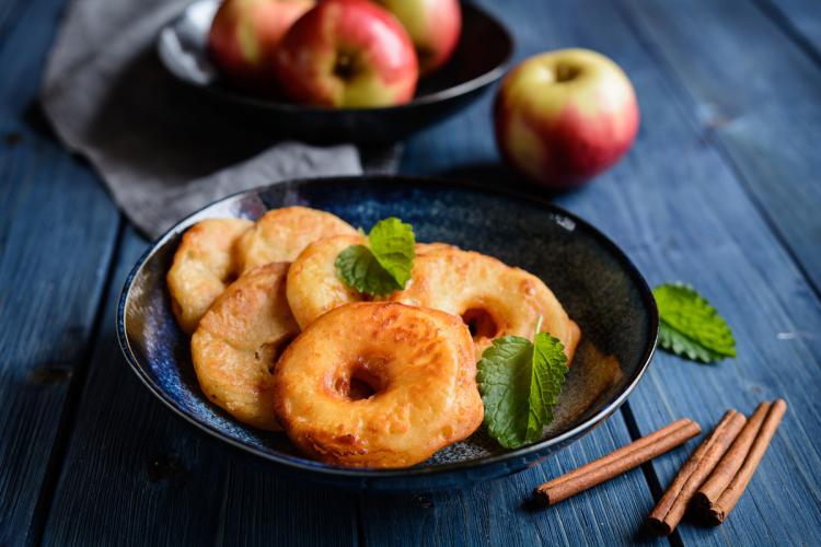 Rodajas de manzana rebozadas y fritas.