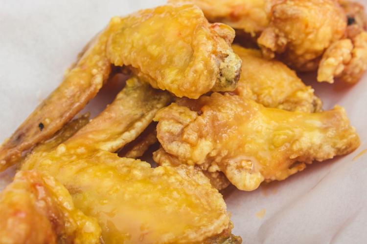Unas alitas de pollo con glaseado de cítricos.