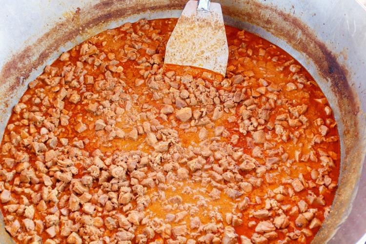 Una cazuela con caldereta de cordero extremeña.