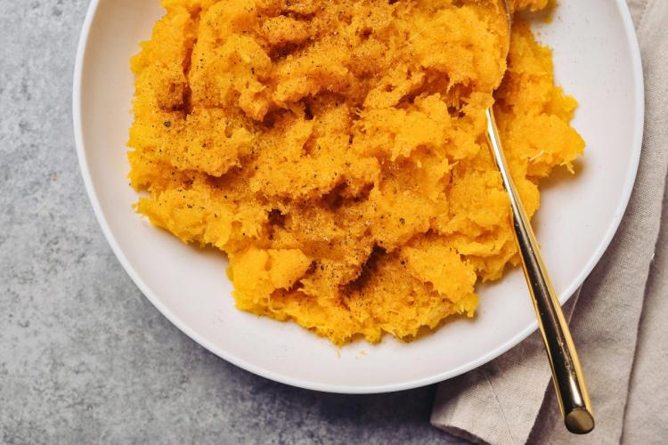 Un cuenco con puré de calabaza moscada.