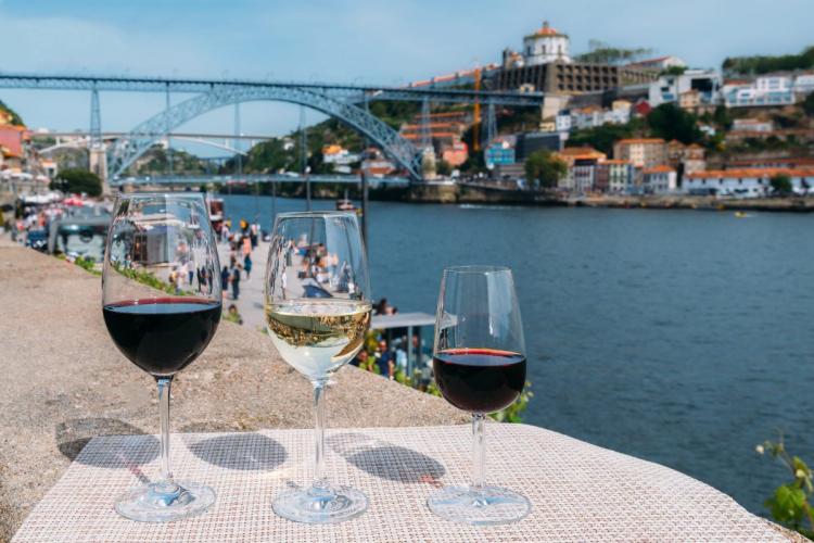 Copas de vinos portugueses con la ciudad de Oporto al fondo.