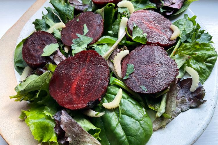 Ensalada de remolacha y apio sobre un lecho de espinacas tiernas.