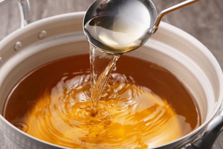 Una olla con consomé calrificado.