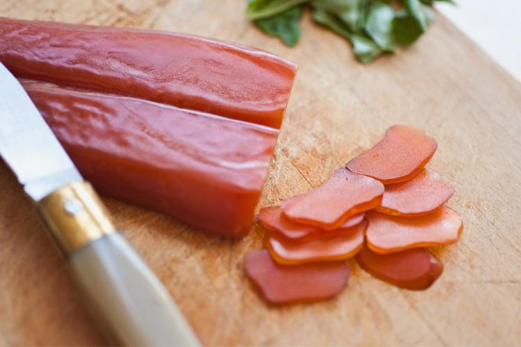 Bottrga sarda, huevas de pescado, generalmente mújol o atún, saladas, prensadas y secadas al sol, que se rallan o cortan en láminas para dar sabor a platos como pastas o ensaladas.