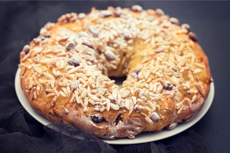Bolo de rainha, una variación del bolo de rei portugués sin fruta confitada.