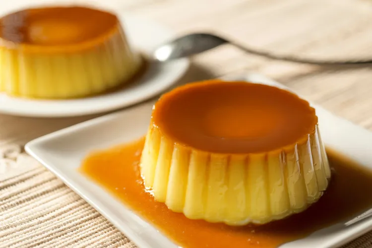Dos flanes de piña en platos individuales.