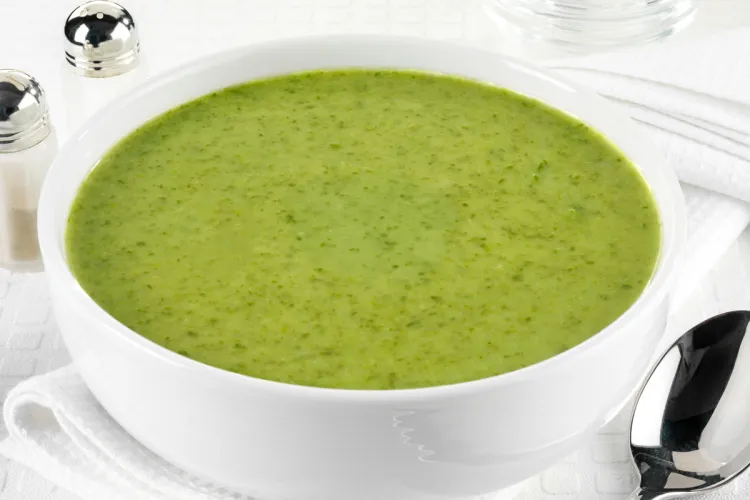 Un cuenco con sopa de berros triturada.