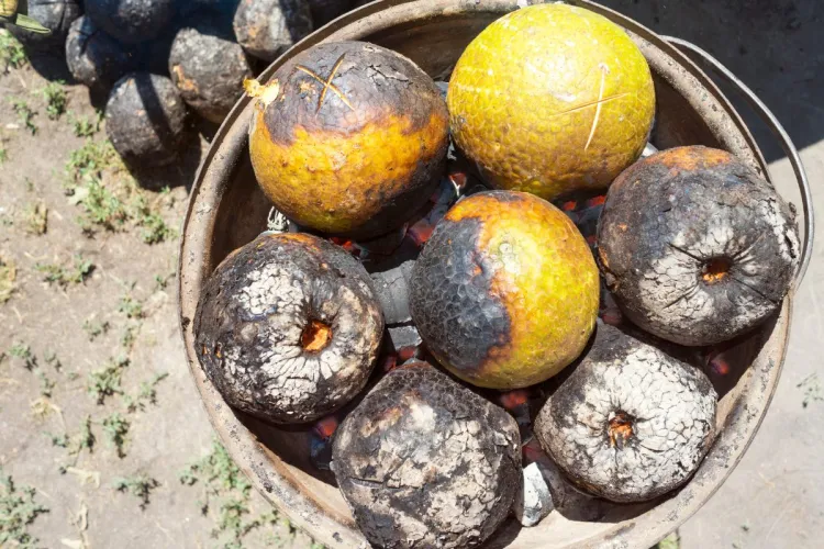 Un recipiente con varios frutos del pan asados.