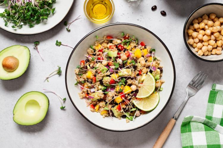 Ensalada de quinua con alubias negras, garbanzos, mango, aguacate, pimiento rojo, cebolla morada y aliño de lima.