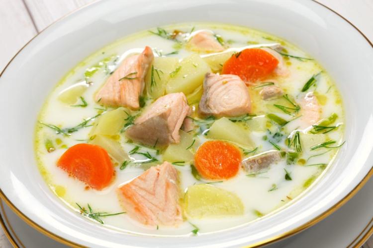Un plato de lokiheitto, la sopa finlandesa con salmón y hortalizas.
