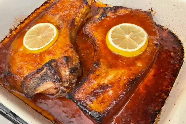 Dos chuletas de cerdo hechas en el horno al estilo de Las Bahamas.