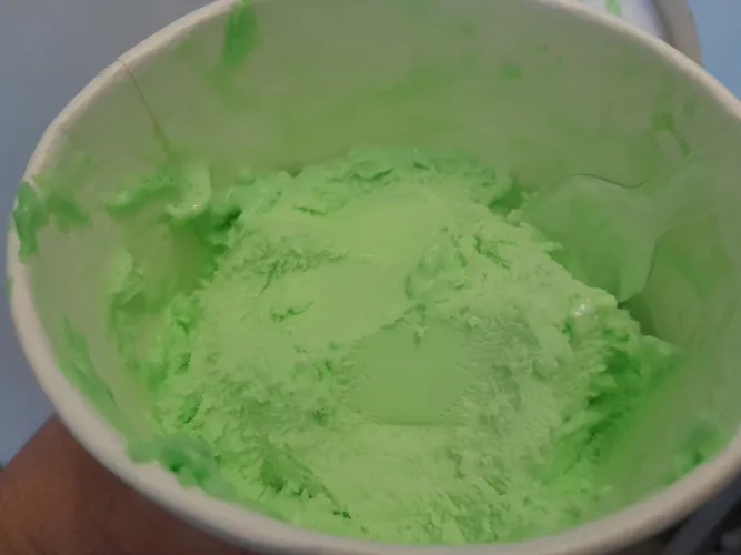 Un cuenco con helado de pandán, con su característico color verde claro.