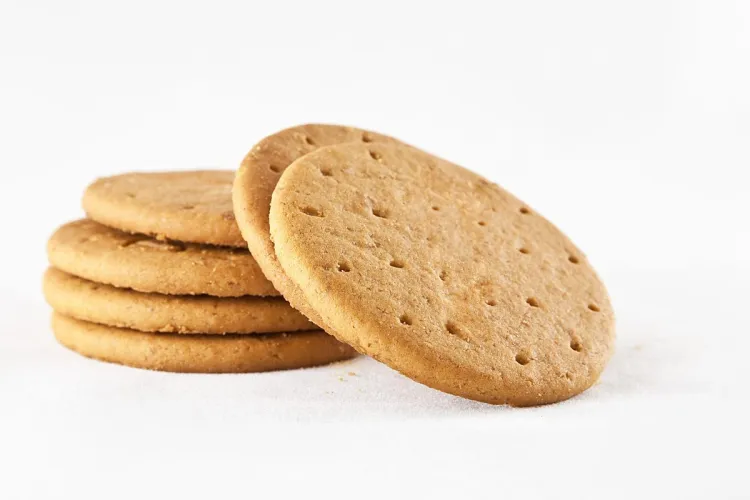 Galletas caseras de masa sobada, cortadas en círculo y decoradas con agujeritos.