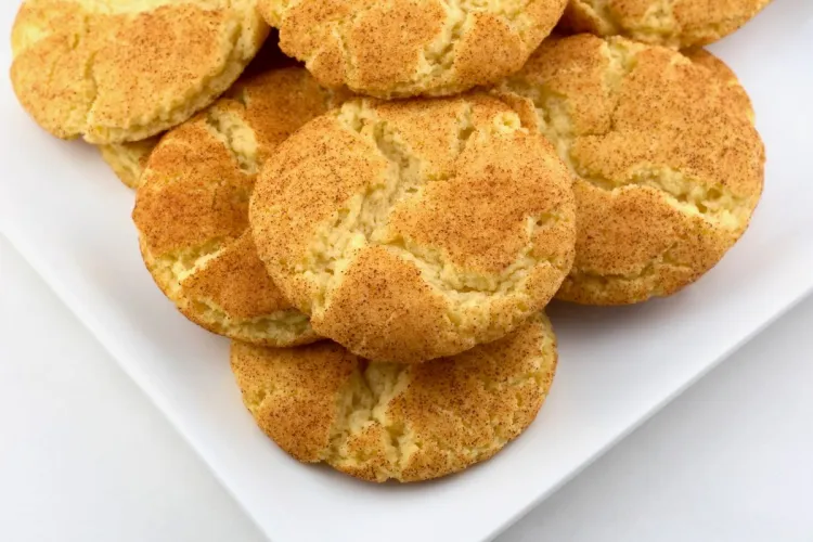 Un plato de loza blanca con galletas snickerdoodles.