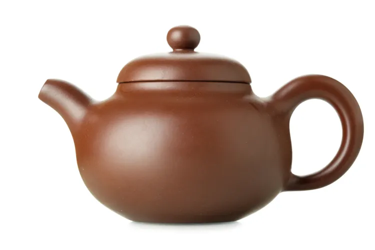 Tetera tradicional de arcilla Yixing con cuerpo redondo, pico curvo y tapa.