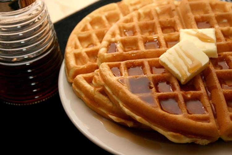 Gofres hechos al estilo americano, servidos con mantequilla y jarabe de arce.