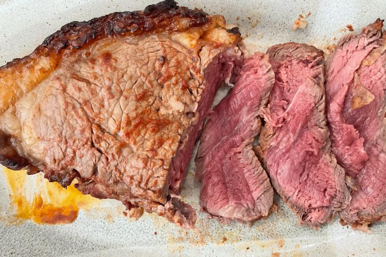 Un filete grande de lomo de vaca a la barbacoa cocinado al estilo de las Bahamas.