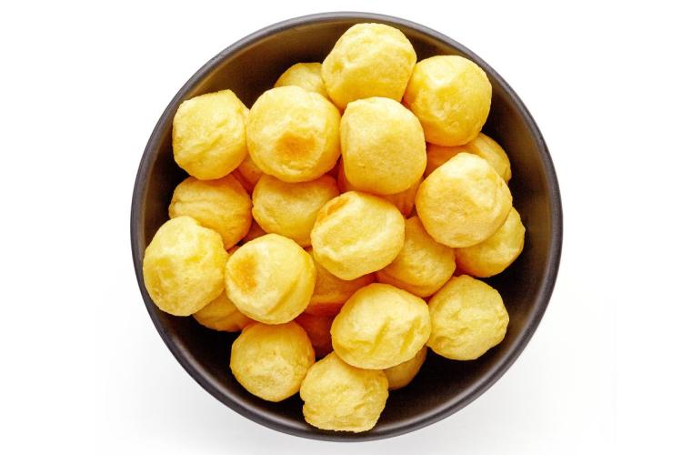 Un cuenco con patatas fritas cortadas en forma de bola.