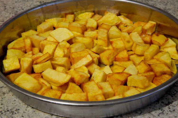Patatas fritas, cortadas en cuadraditos.