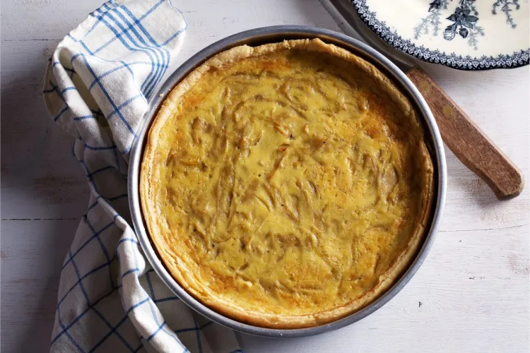Una tarta de cebolla al estilo francés, hecha con masa quebrada.