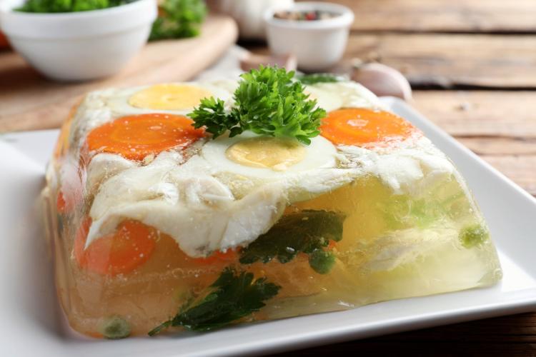 Detalle de un áspic de pescado, uno de los platos fríos de alta cocina.