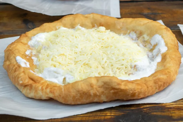 Una imagen de lángos, el pan frito húngaro.
