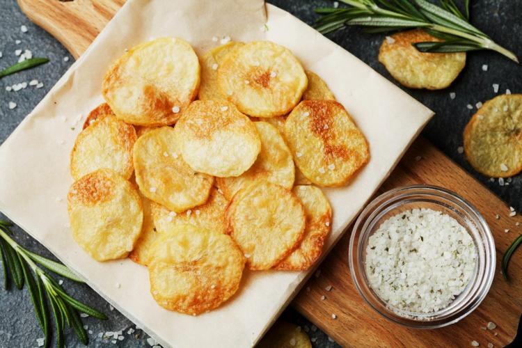 Patatas chips, patatas fritas en rodajas finas al estilo de las patatas de bolsa.