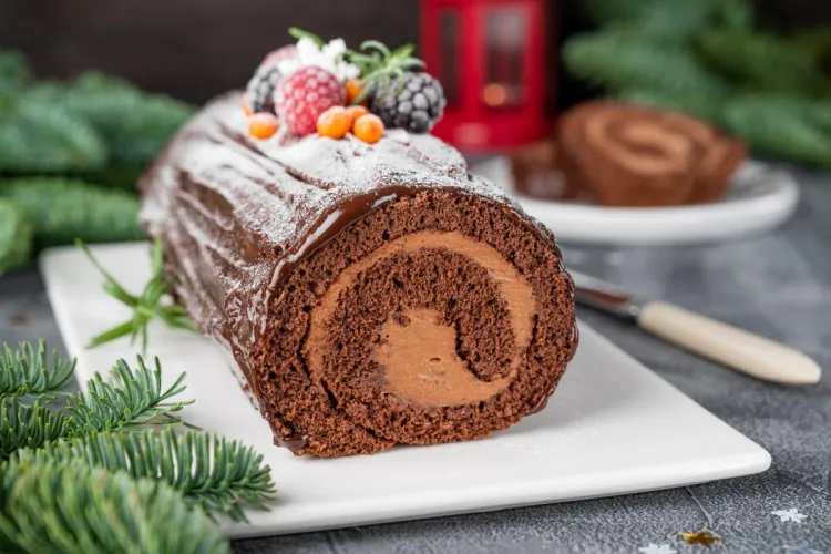 Un tronco de Navidad, o bûche de Noël, de hecho con bizcocho de chocolate, relleno de chocolate y cobertura de chocolate.