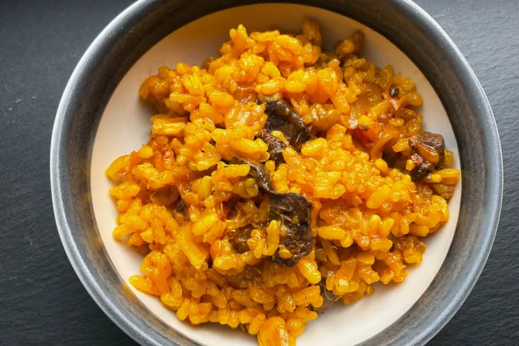 Un cuenco de arroz y quinua con menudillos.