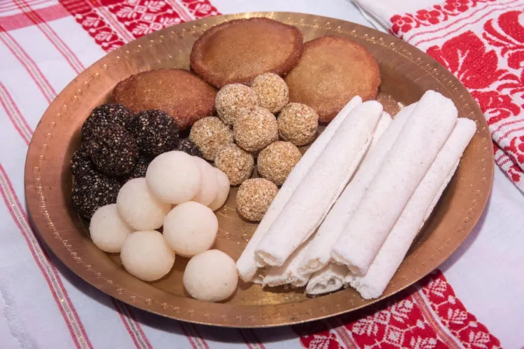 Una bandeja con una selección de dulces que suelen servirse en los festivales Bihu.