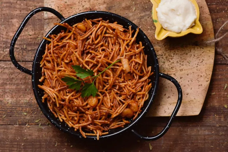 Una fideuá tradicional en una paella individual.