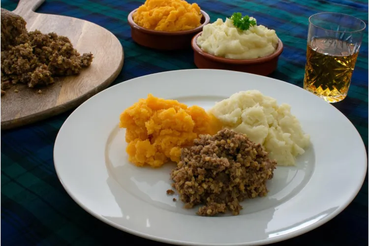 Un plato de haggis con neeps y tatties.