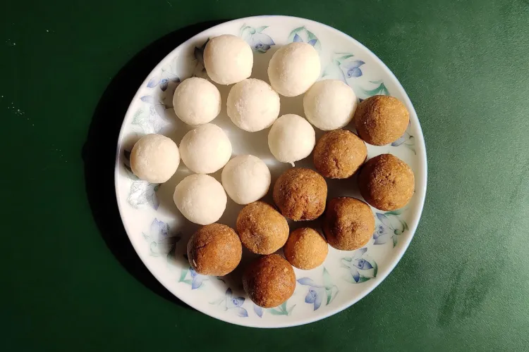 Un plato con narikol laru y guror laru, bolitas dulces de coco hechas con azúcar blanco y azúcar moreno.