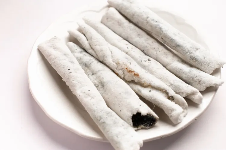 Til pitha, unos rollitos dulces de arroz y sésamo de la India.